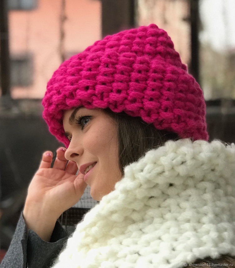 Шапка вязаная женская объемная