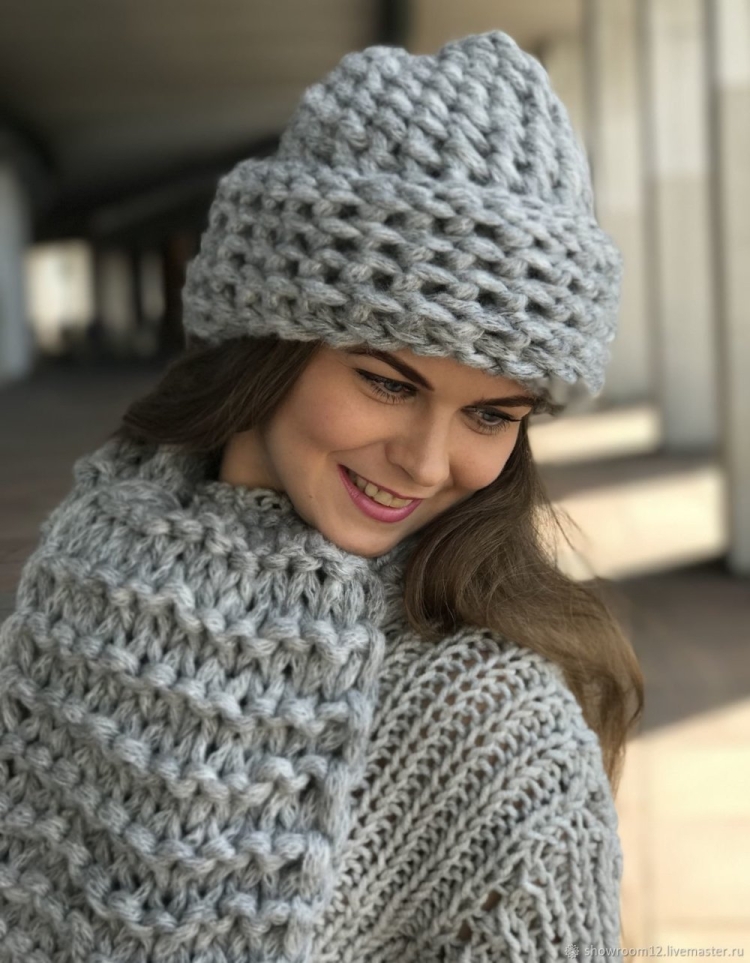 Шапка вязаная женская объемная