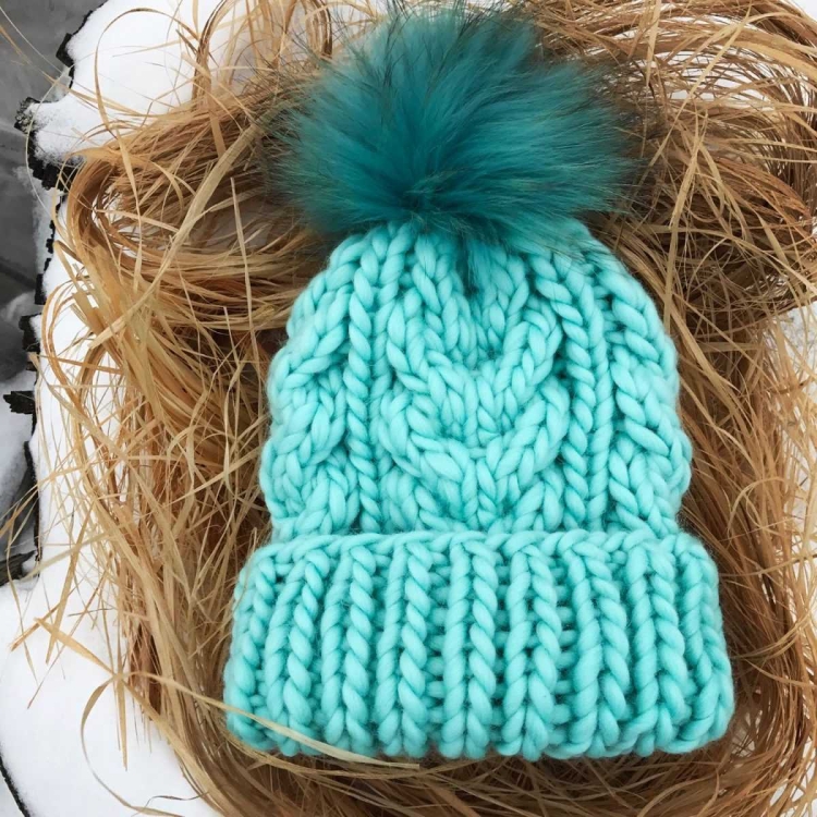 Вязаная шапка с объемными косами