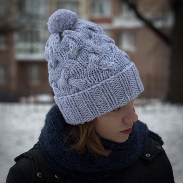 Объемная шапка спицами