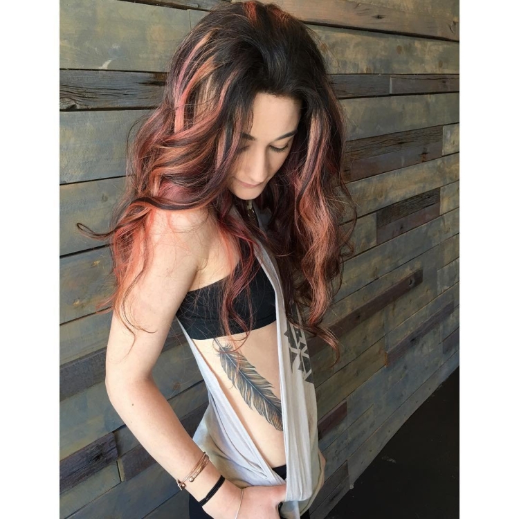 Розовые пряди на темных волосах