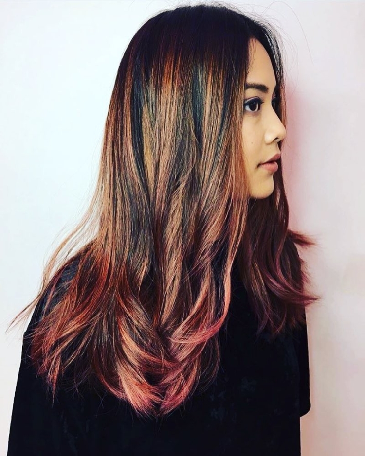 Прялки на темных волосах