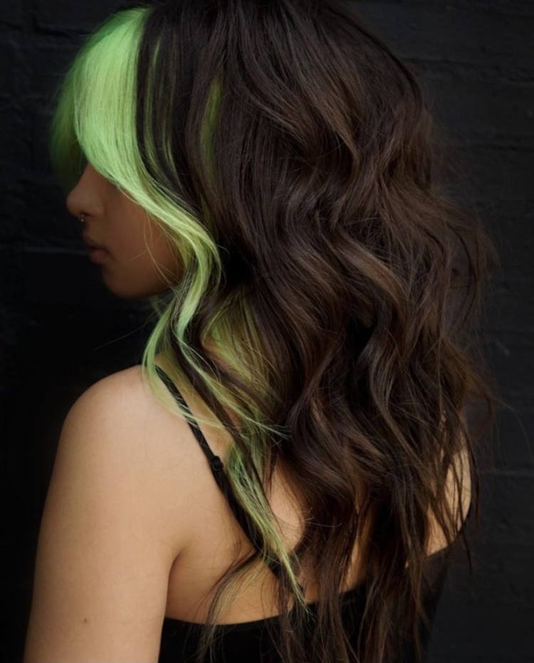 Зелёные пряди на русых волосах