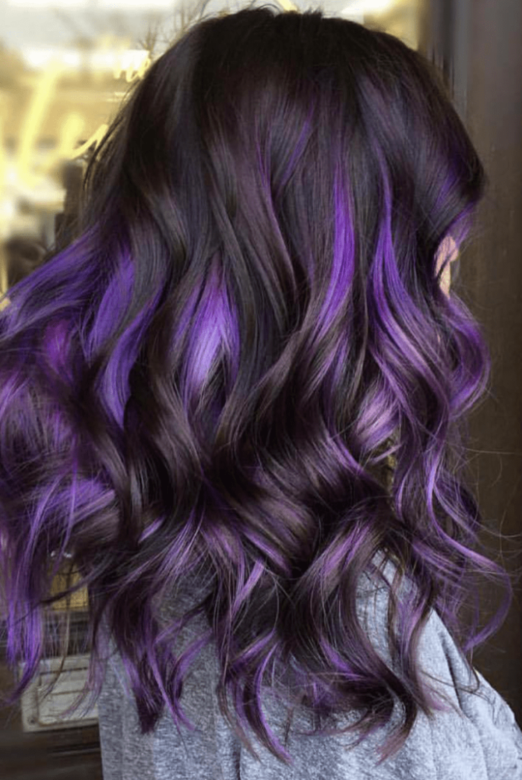 Фиолетовые пряди на темных волосах