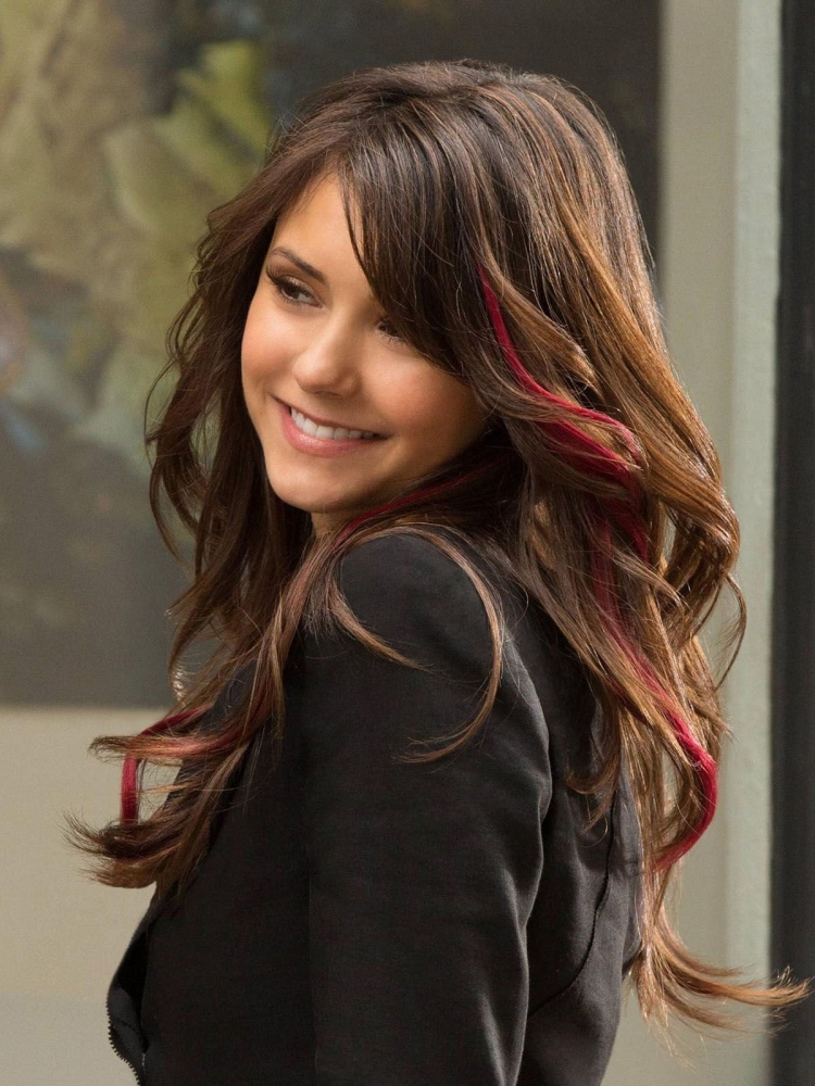 Елена Гилберт с красной прядью