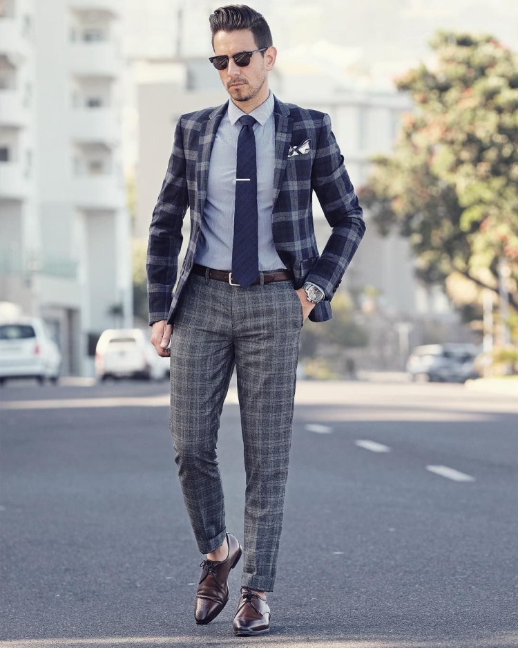 Парень в клетчатых брюках