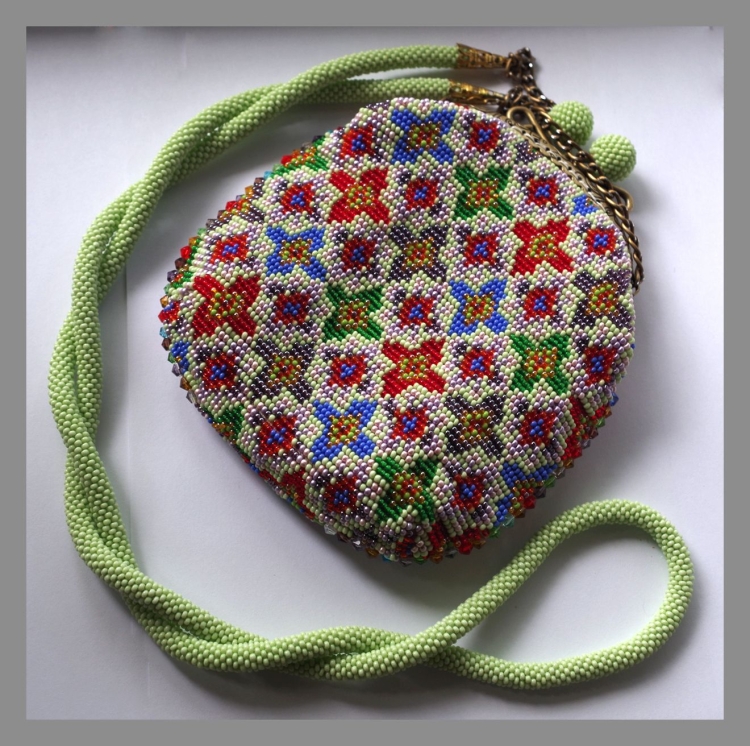 Сумка вязаная бисером