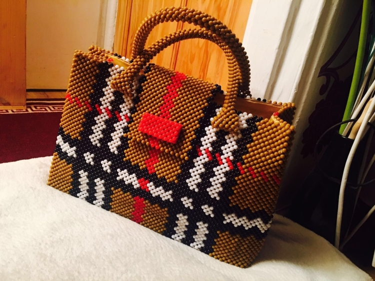 Плетеная сумка из бисера