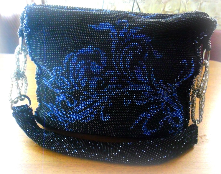 Черная сумочка вязаная крючком с стеклярусом