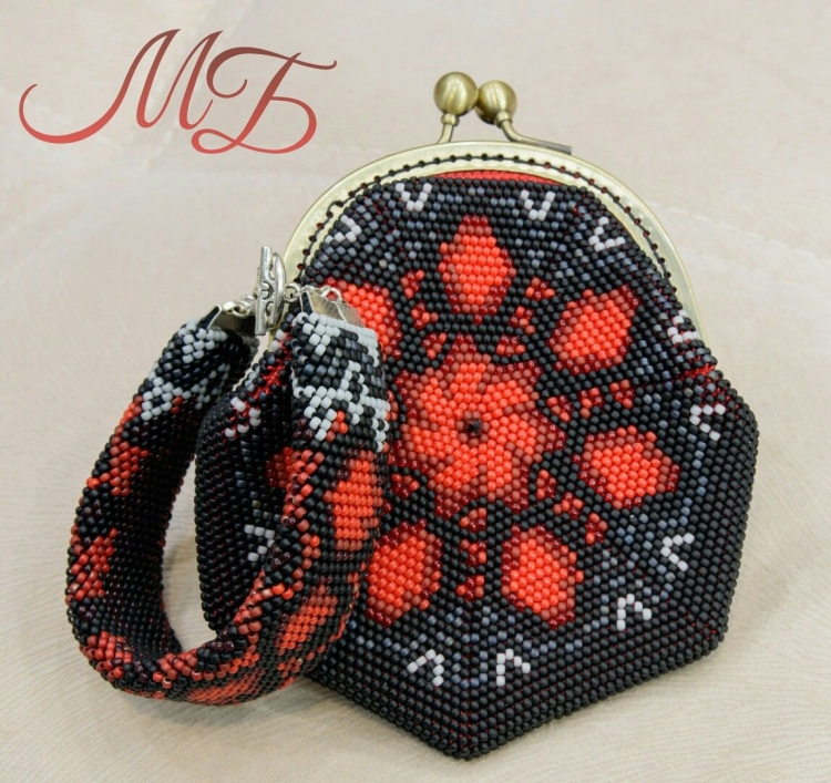 Сумка с вязаным жгутом из бисера