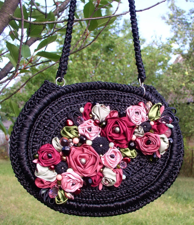 Сумка из вязаных цветов