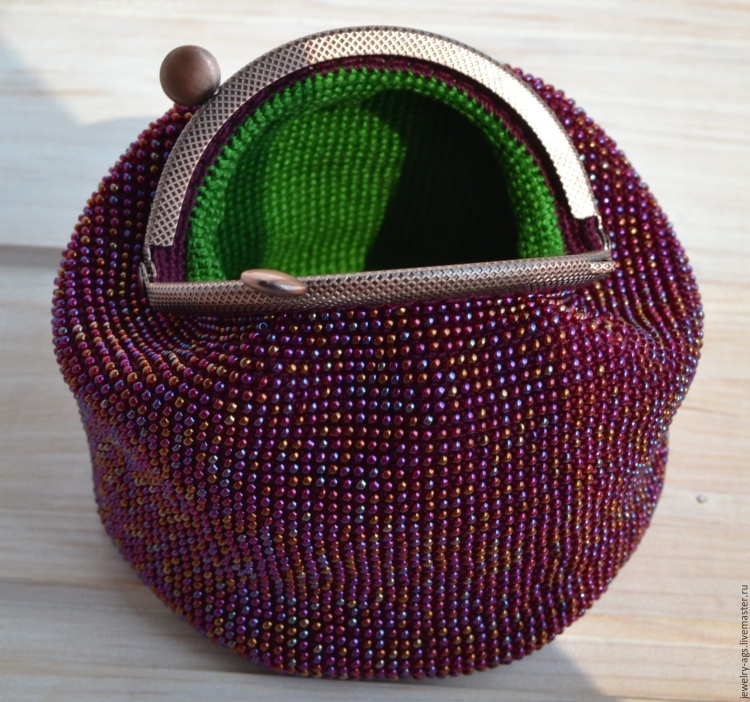 Сумка Крушлая, вязанная с бисером