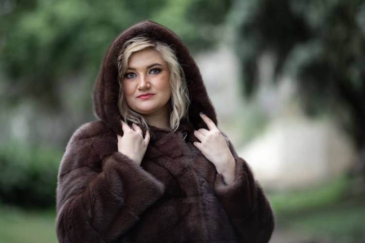 Женщина в норковой шубе
