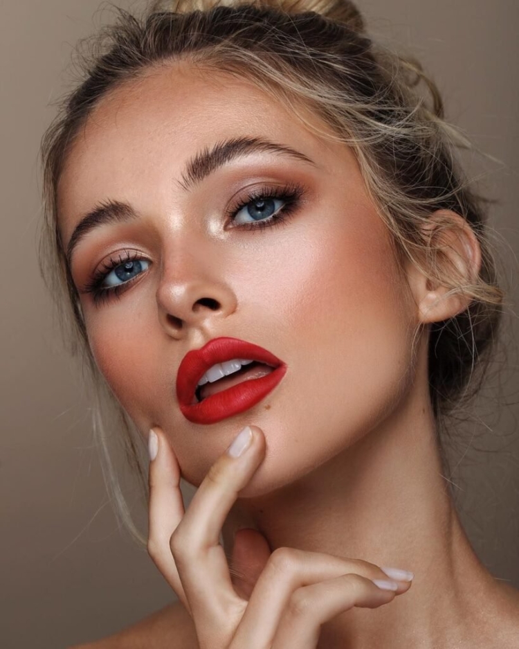 Макияж с красными губами