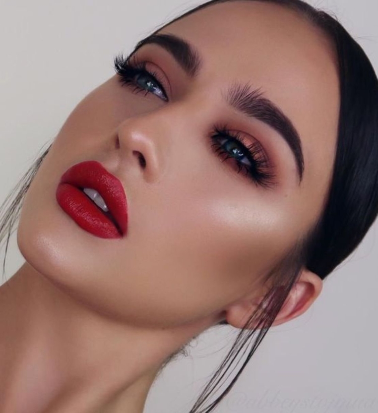 Макияж с красными губами