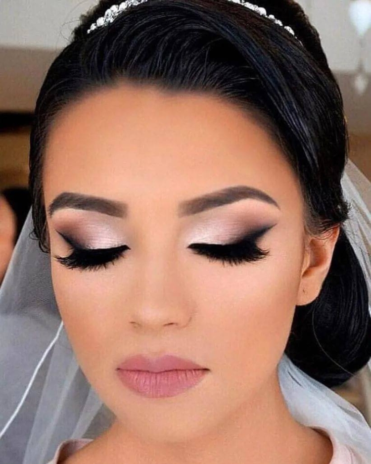 Нежный свадебный макияж с растушеванной стрелкой