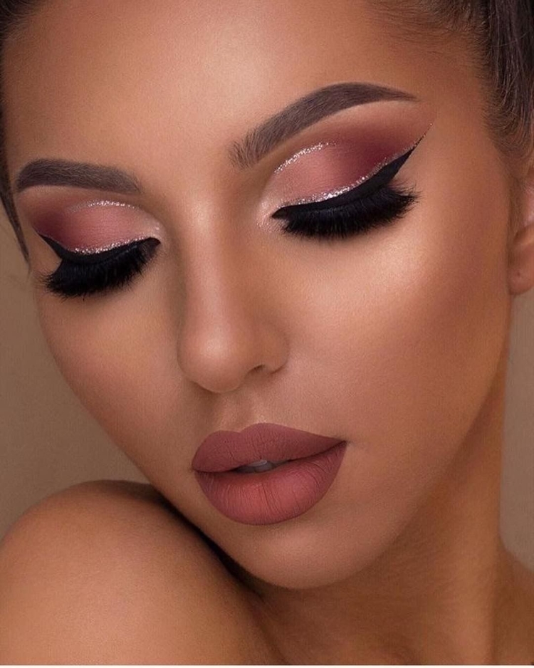 Макияж с блестящими стрелками