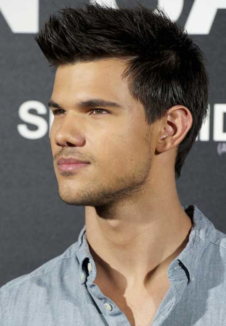 Тейлор Лотнер прическа волосы