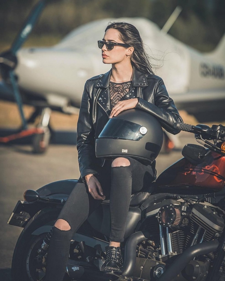 Селена Романова байкер