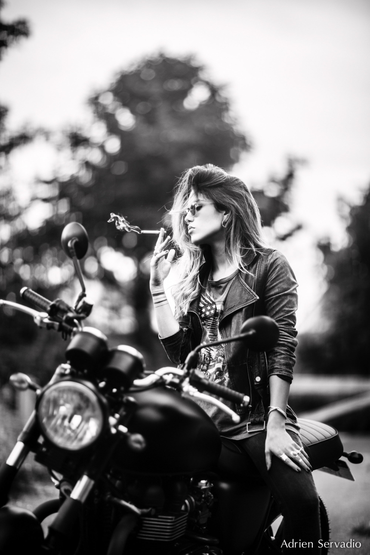 Девушка на мотоцикле