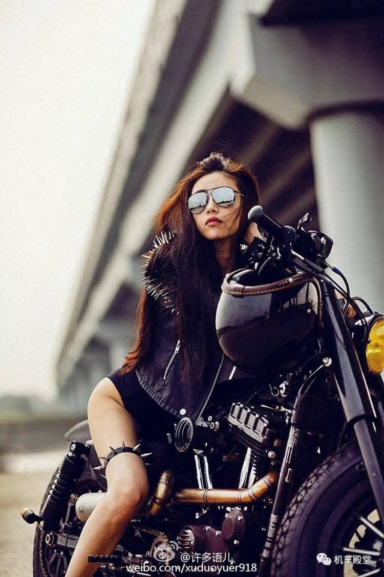 Фотосессия на мотоцикле девушки