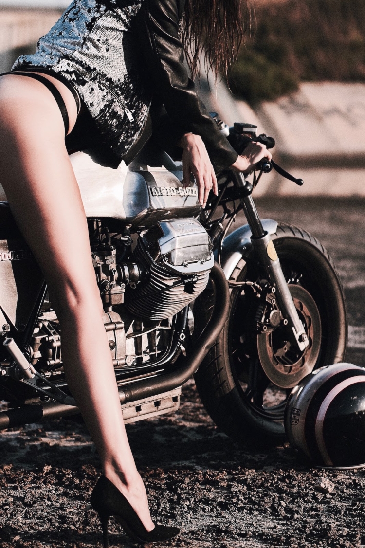 Девушка на мотоцикле