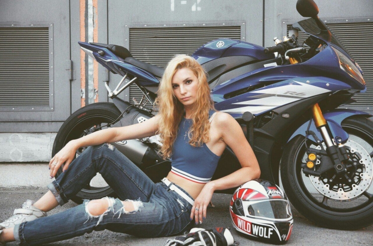 Фотосессия с мотоциклом в студии