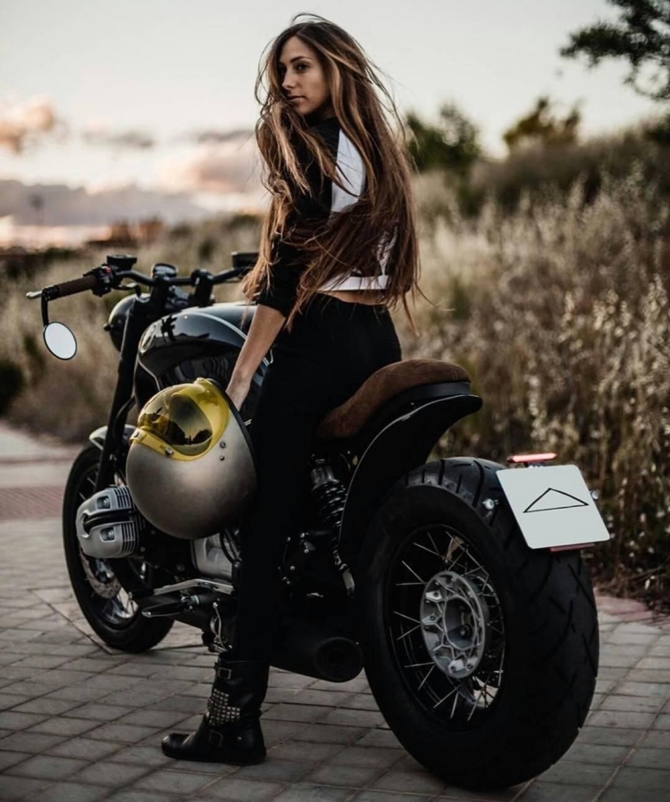 Девушка на мотоцикле