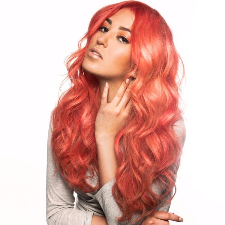 Насыщенный коралловый цвет волос