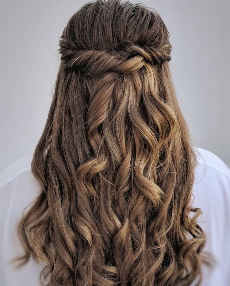 Прическа на распущенные волосы