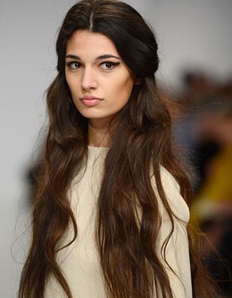 Прическа на распущенные волосы