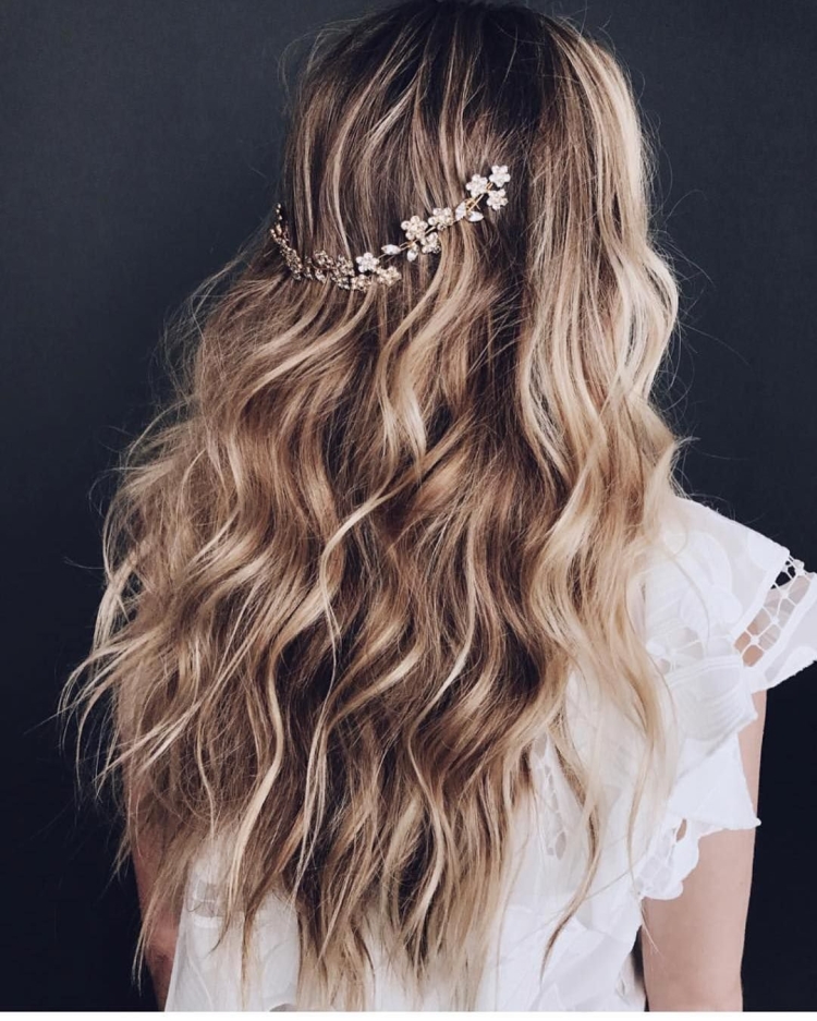 Прически для распущенных волос