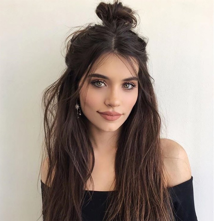 Прическа с прямыми распущенными волосами