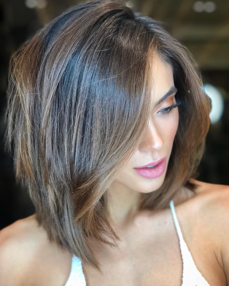 Градуированное каре на темные волосы