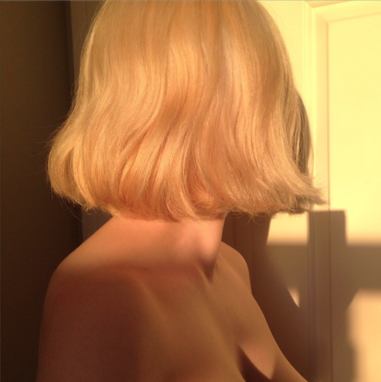 Блондинка с каре со спины