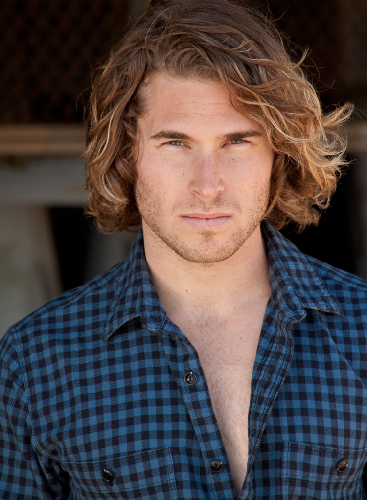 Средние кудрявые волосы у мужчин