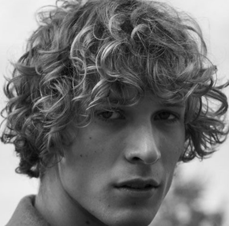 Мужская стрижка на волнистые волосы с челкой