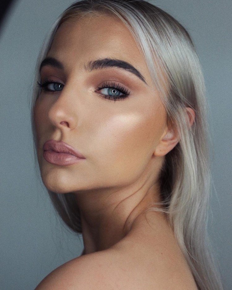 Девушка с легким макияжем