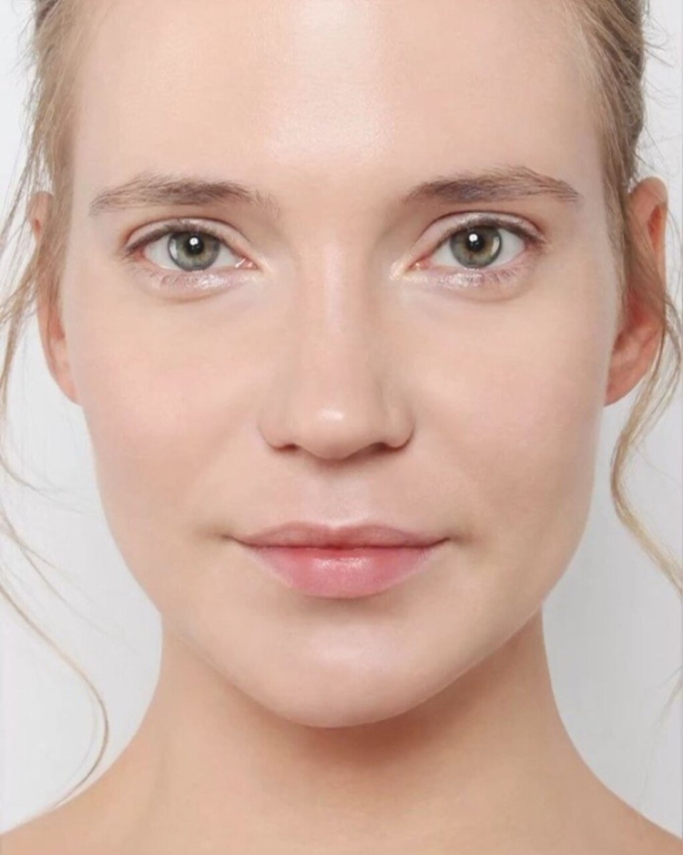 Девушка без макияжа
