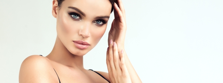 Девушка с перманентным макияжем