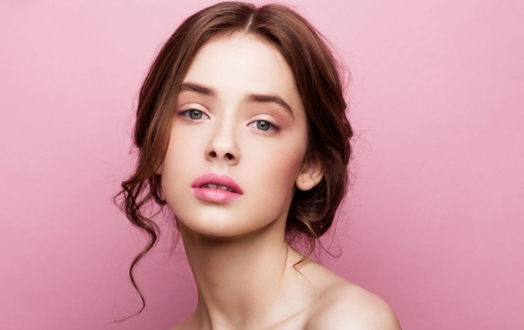 Портрет девушки на розовом фоне