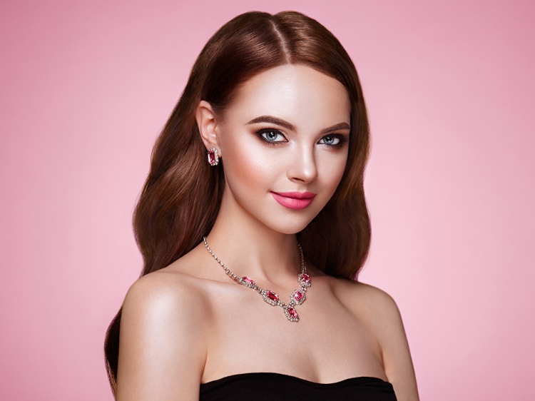 Девушка с сережками