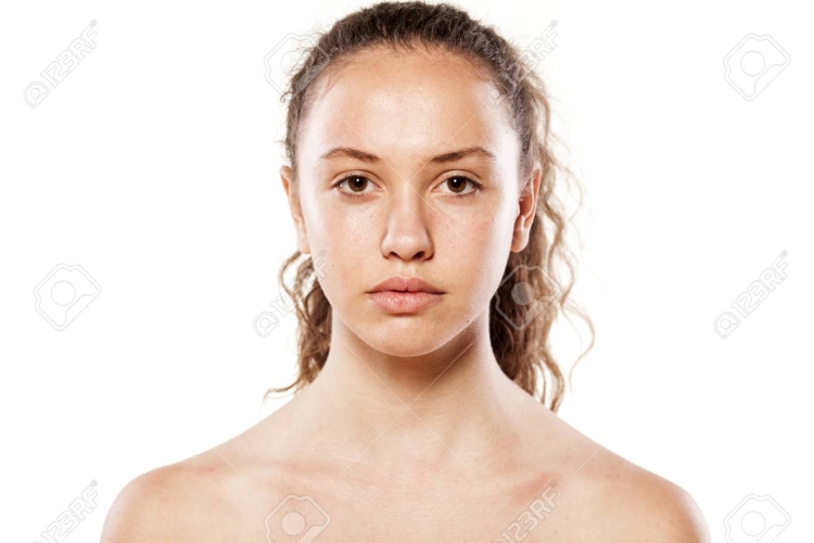 Молодая девушка без макияжа
