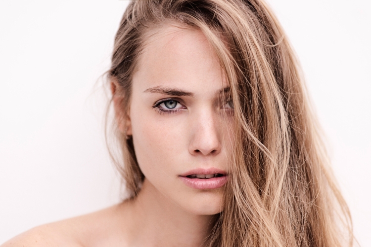 Женщина с русыми волосами
