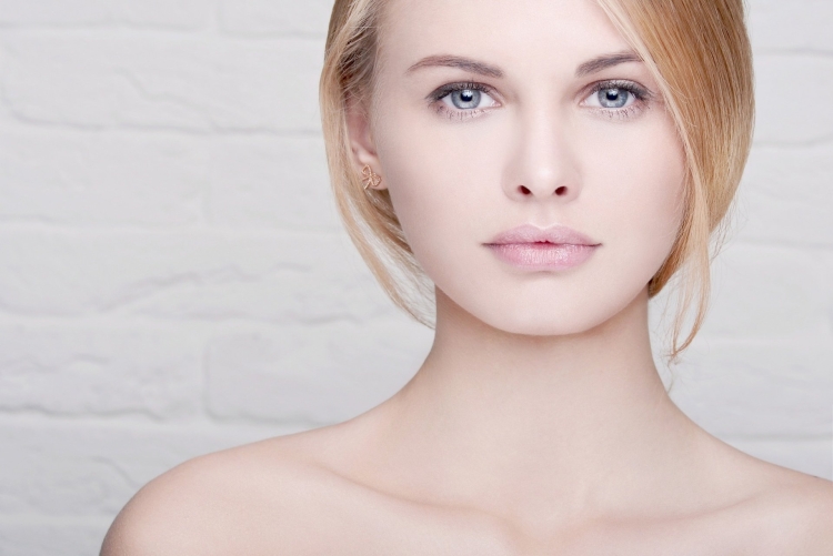 Девушка без макияжа