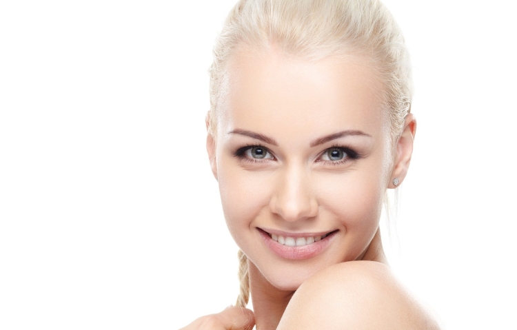 Лицо женщины на белом фоне