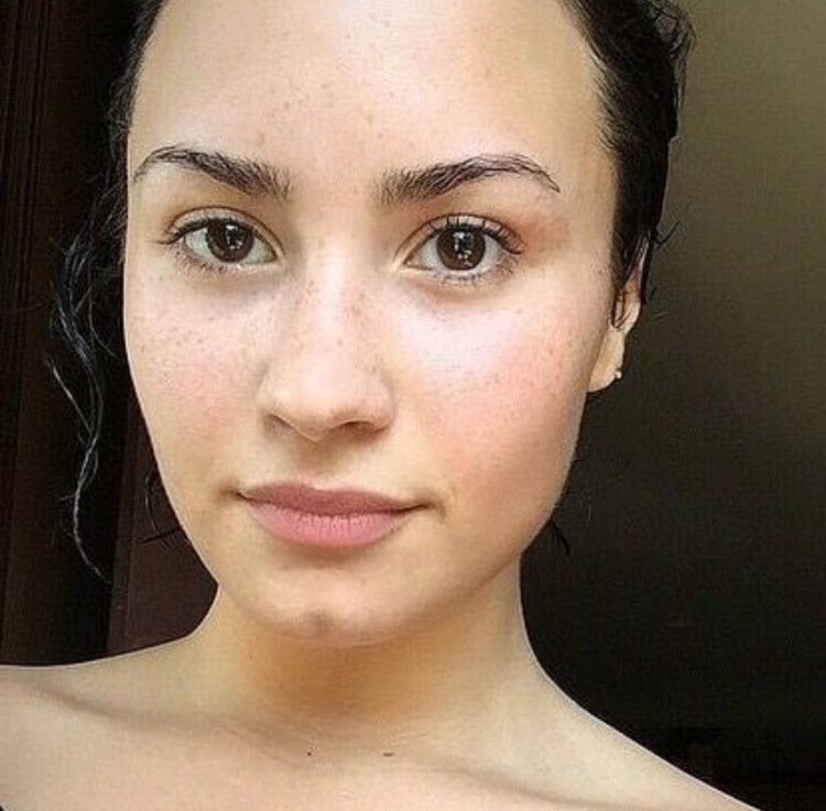 Дэми Ловато без макияжа