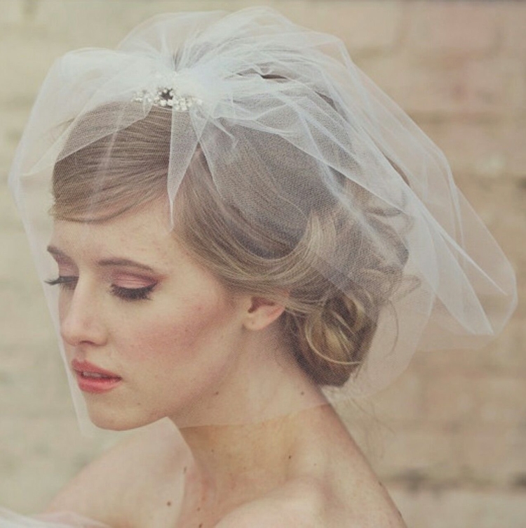 Короткие волосы украшение и фата в волосах