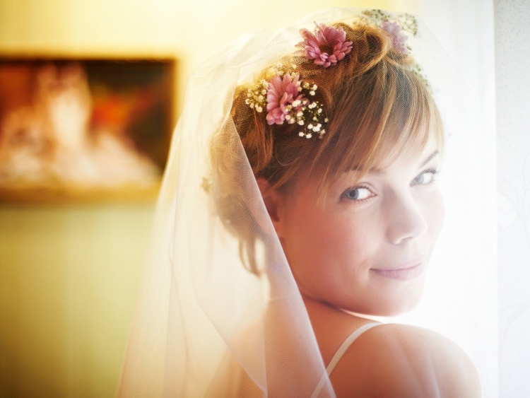 Свадебные прически на короткие волосы с фатой и цветами