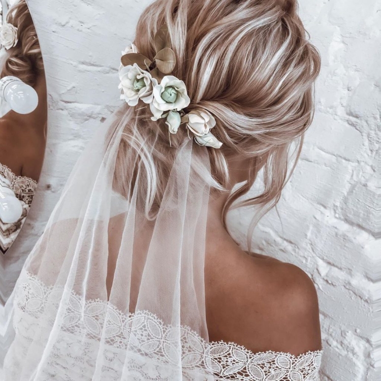 Свадебная прическа для невесты на длинные волосы с фатой 2022